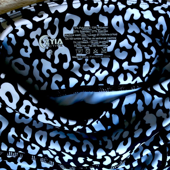 Zyia Black and White Leopard Pocket Light n Tight Hi-Rise 7/8 in size 2 - Picture 3 of 3